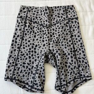 High-Waist Leopard Print Bike Shorts - Black/Grey